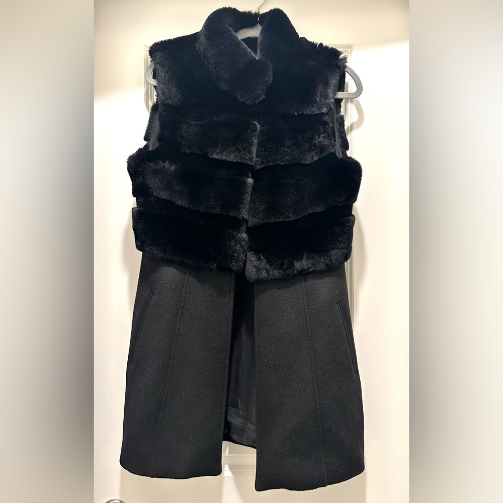 * NEW * St. John Knits Collection Rabbit Fur Vest in Caviar. Size P